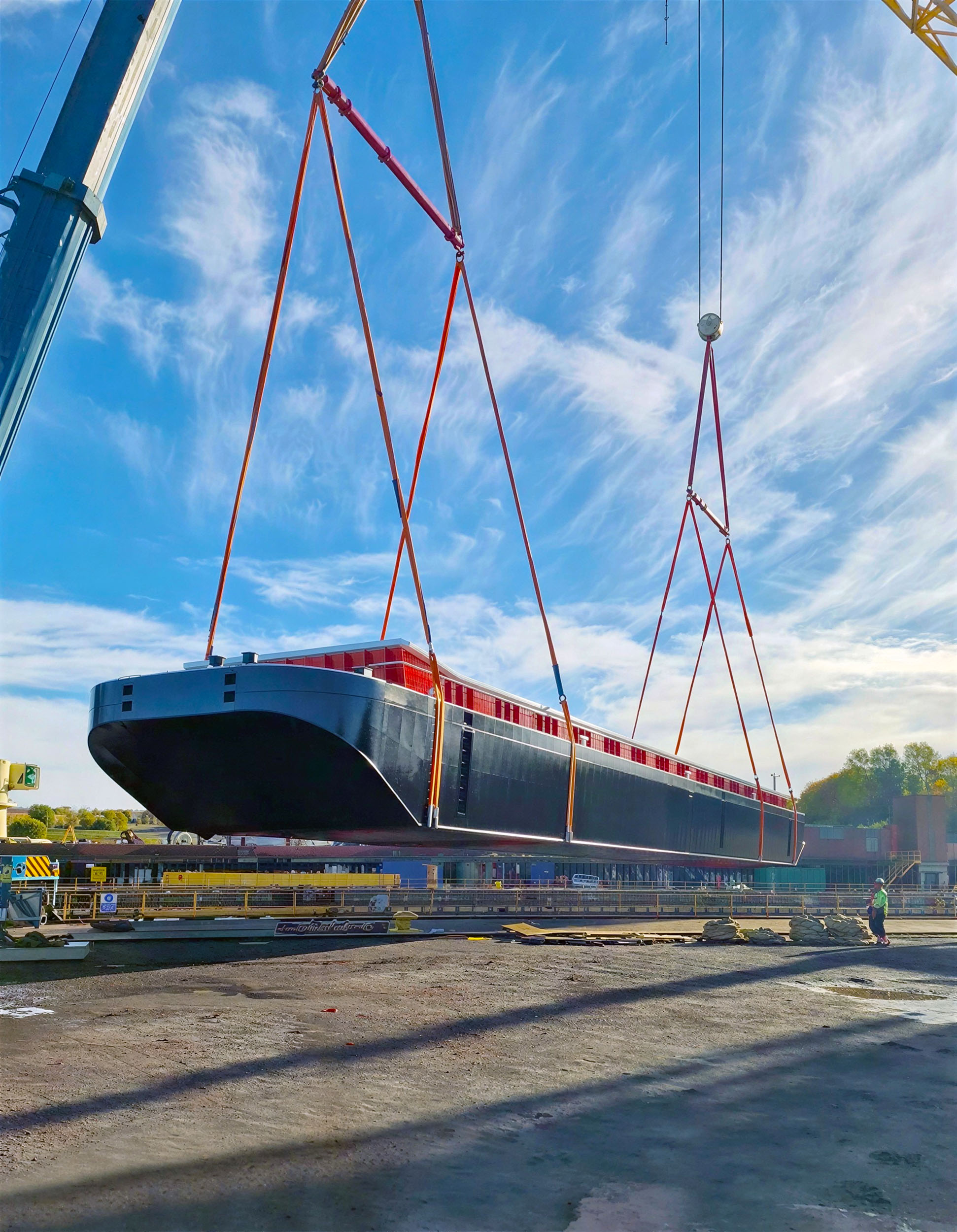 Modular spreader beam used during a heavy lifting operation