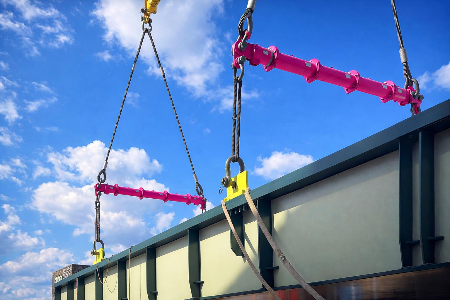 Multisec modular spreader beams in use