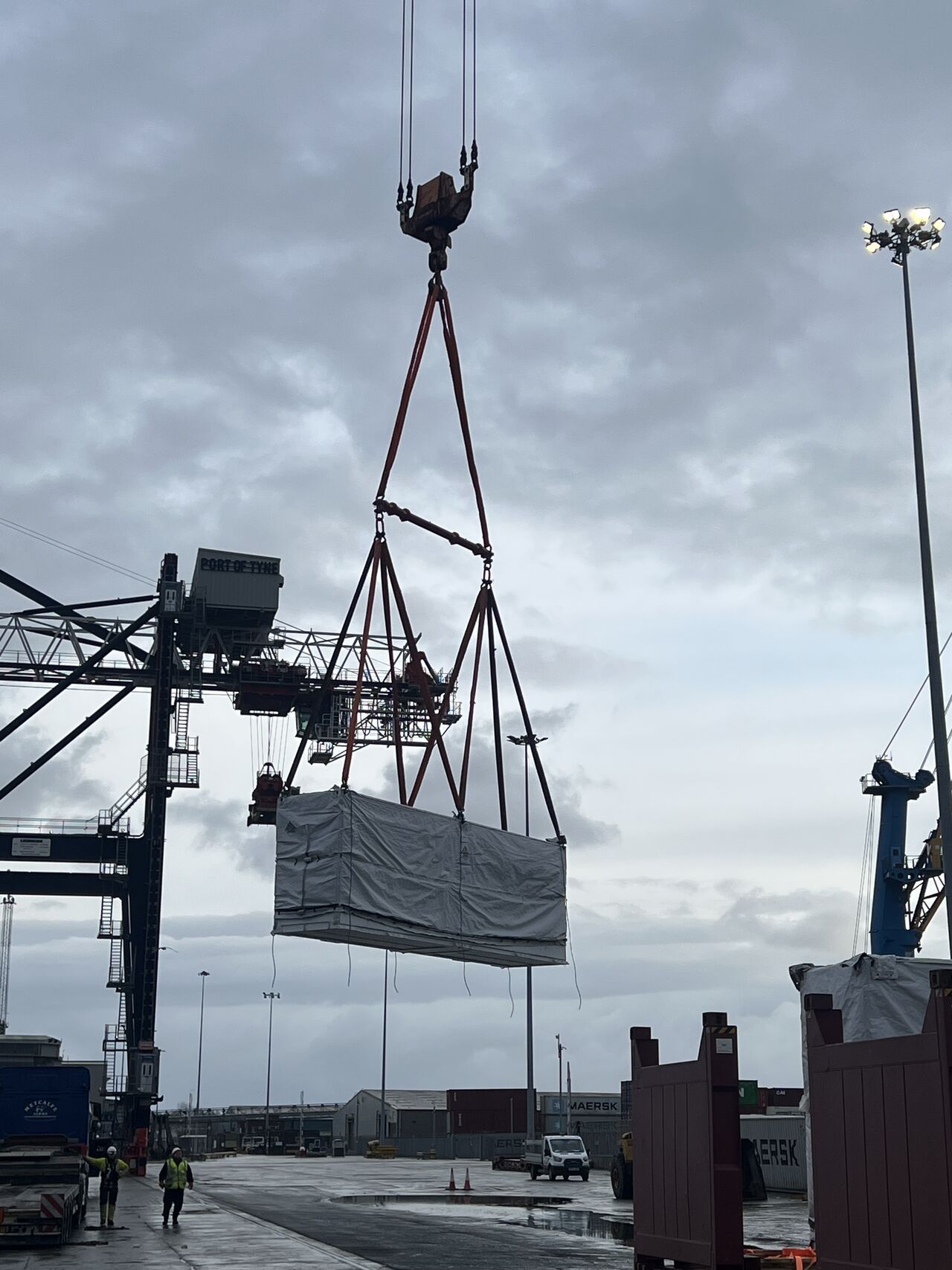 Multisec modular spreader beam lifting a heavy load at the Port of Tyne